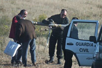 Agentes de la Guardia Civil retiran uno de los lanzagrandas colocados por ETA en Zaragoza.