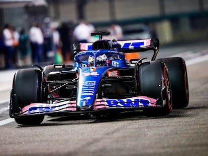 Fernando Alonso, en su última carrera con el equipo Alpine, justo antes de abandonar en el circuito de Abu Dhabi.