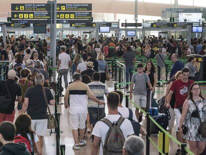 Colas habituales en el Prat, este viernes por la mañana