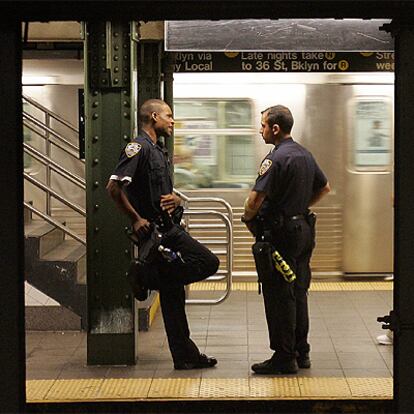 Dos policías en el metro de Nueva York en octubre de 2005.