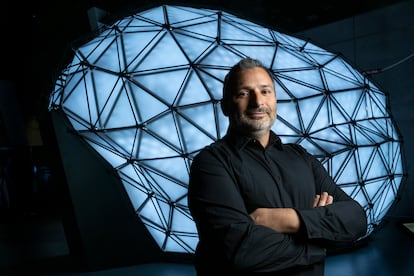 El psicólogo Marcos Nadal, ante una de las exposiciones del Museo de la Ciencia CosmoCaixa de Barcelona