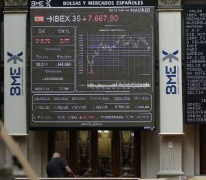 El IBEX 35 sufría a mediodía un descenso del 2,78%, el segundo mayor entre las bolsas europeas sólo por detrás del parqué lisboeta.