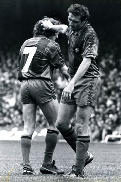  Quini (d) y Allen Simosen durante un partido entre el Barcelonay el Betis en 1982, temporada en la que Quini fue pichichi de la Liga.