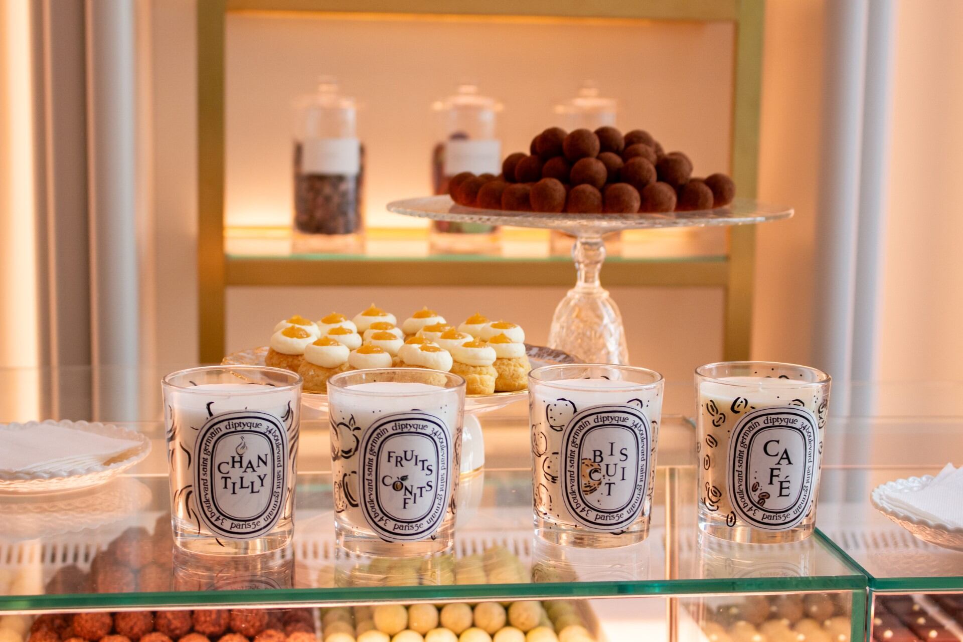 Velas de la nueva colección Diptyque con aromas inspirados en sabores como la galleta, el café o la crema pastelera. Imagen proporcionada por La Duquesita.