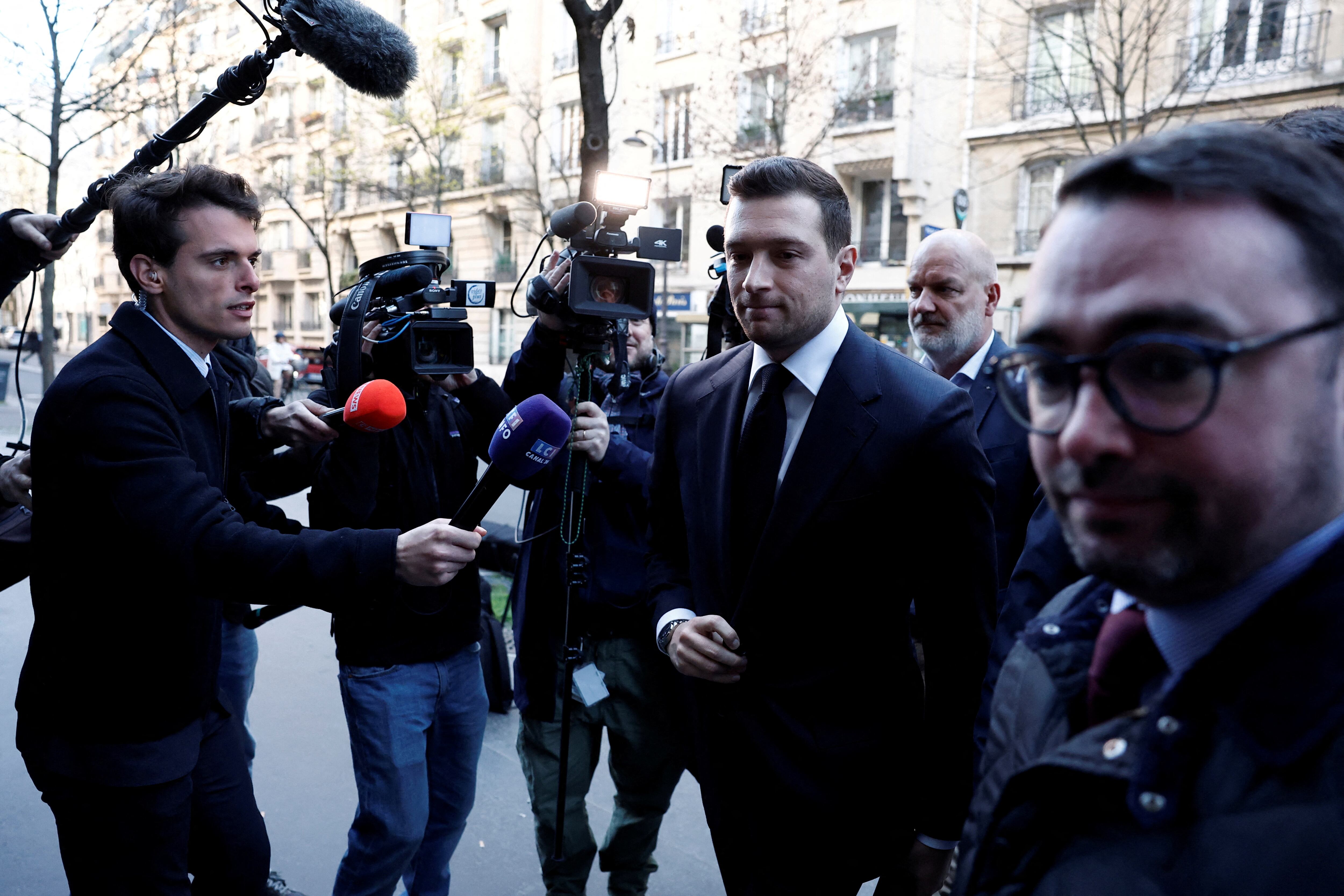 El partido de Le Pen llama a la movilización en la calle para protestar contra la inhabilitación de su líder