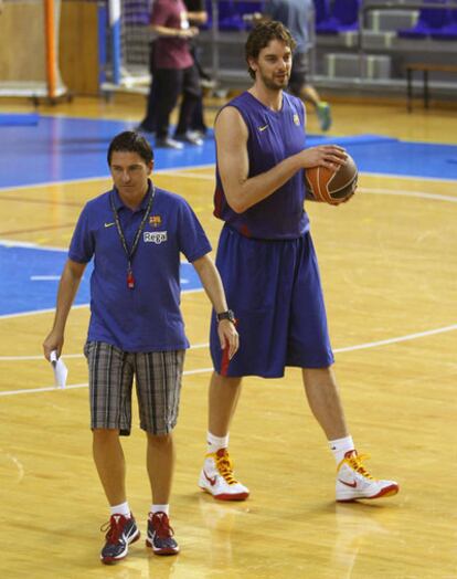 Pau Gasol junto al entrendor Xavi Pascual durante los entrenamientos del Barcelona.