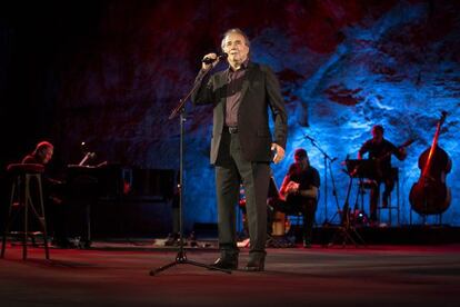 Serrat en la primera de sus actuaciones en el festival Grec de Barcelona