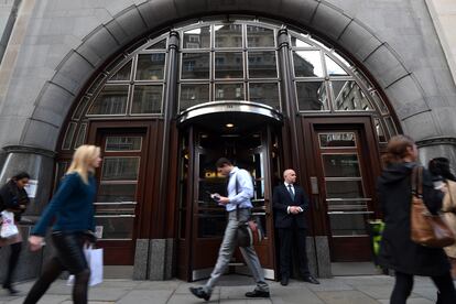 Varias personas caminan frente a la entrada de las oficinas de Goldman Sachs en Londres, en 2016.