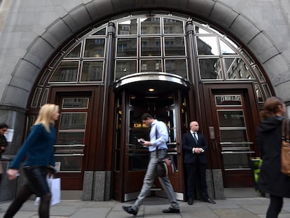 Varias personas caminan frente a la entrada de las oficinas de Goldman Sachs en Londres, en 2016.