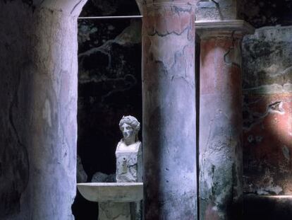 Entrada a las antiguas termas en el yacimiento arqueológico de Herculano, al sur de Nápoles (Italia).