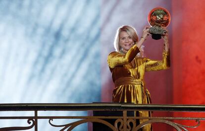 Ada Hegerberg del Olympique de Lyon sostiene su trofeo Balón de oro, en la ceremonia de entrega de premios para los mejores futbolistas europeos del año.