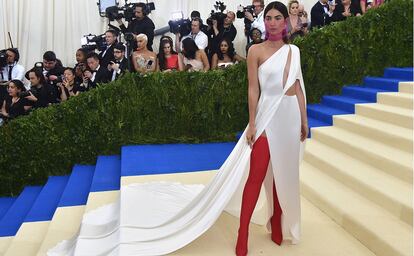 La modelo Lily Aldridge arriesgó con este modelo de Ralph Lauren combinado con botas de Balenciaga.