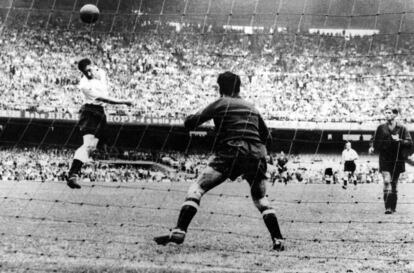 2 de julio de 1950. Jackie Milburn, de cabeza, en el España (1) - Inglaterra (0), en el Mundial de Brasil, en Río de Janeiro.