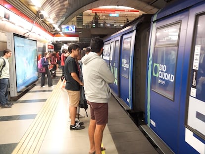 "Tren Hídrico" de Aguas Andinas y Metro que recorrerá la Línea 1 durante un mes.