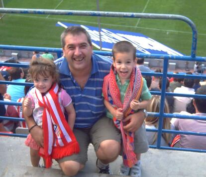 Laura y Dani, con tres años y medio, junto a su padre Ángel en la grada del Vicente Calderón.