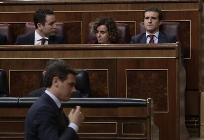 Albert Rivera pasa por delante de Teodoro García, Dolors Montserrat y Pablo Casado, el miércoles en el Congreso.