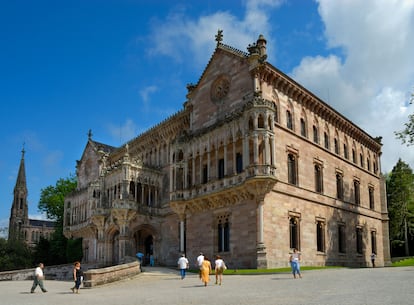 El exterior del palacio de Sobrellano, en la localidad cántabra de Comillas.