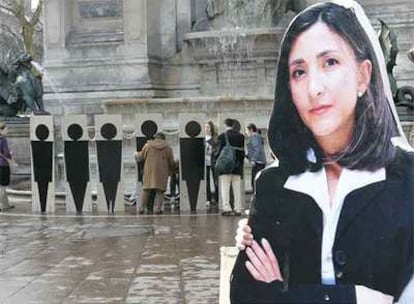 Conmemoración de los cinco años de secuestro de Ingrid Betancourt (en el cartel de la derecha) el viernes en París.
