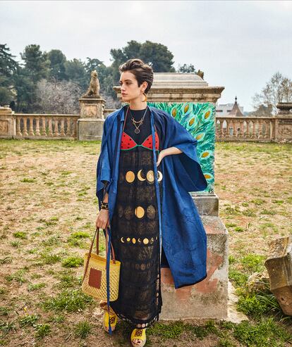 Caftán estampado (c. p. v.), vestido bordado (1.600 €), top de croché (290 €), cesta (490 €), sandalias (450 €) y pendientes lunares (390 €), todo de PAULA’S IBIZA LOEWE. Brazalete ecuestre Heritage (995 €) y collar ecuestre Heritage (1.400 €), ambos de HERMÈS.