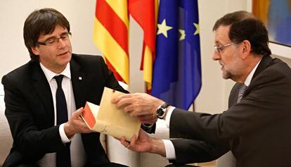 Puigdemont, ahir, rebent un regal de Rajoy.