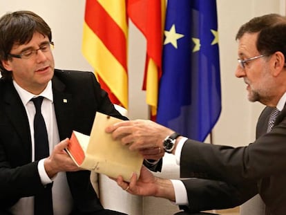 Puigdemont, ahir, rebent un regal de Rajoy.