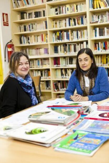 Madres del IES García Barros organizando el banco. / Andrés Fraga