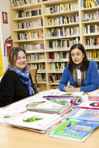 Madres del IES Garc&iacute;a Barros organizando el banco. / Andr&eacute;s Fraga 
 