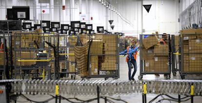 Trabajadores de Amazon en un centro logístico de la compañía. 