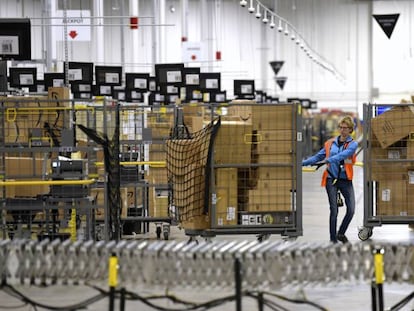 Trabajadores de Amazon en un centro logístico de la compañía. 