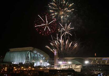 Fuegos artificiales iluminan el cielo de Valencia como punto final al Encuentro Festivo y Testimonial en el que esta tarde ha participado el Papa Benedicto XVI,con motivo del V Encuentro de las Familias que se celebra en la Ciudad de las Artes y las Ciencias de Valencia.