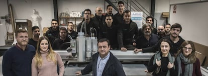 El equipo de Alarsis posa con una de sus máquinas en Alhama de Murcia. Al centro, Juan Mariano Sánchez Vera.