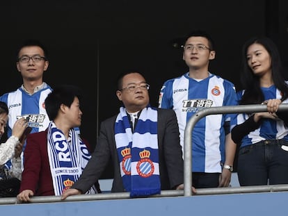 Chen Yansheng, al centre de la imatge, a l'estadi de Cornellà.