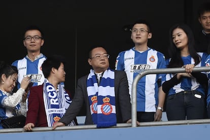 Chen Yansheng, al centre de la imatge, a l'estadi de Cornellà.