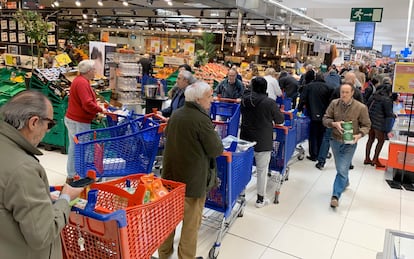 Long lines at a supermarket in Majadahonda (Madrid). 