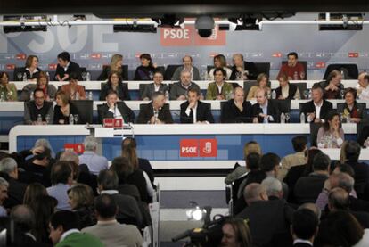 José Luis Rodríguez Zapatero (en el centro de la primera fila), durante una reunión del Comité Federal del PSOE.