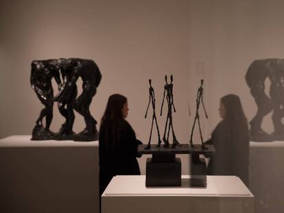 Una visitante de la exposicion Rodin-Giacometti en la Fundacion Mapfre, en Madrid.