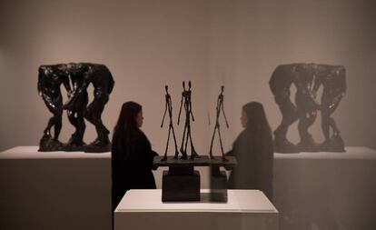 Una visitante de la exposicion Rodin-Giacometti en la Fundacion Mapfre, en Madrid.