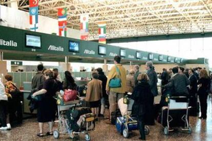 Pasajeros en los mostradores de facturación del aeropuerto milanés de Malpensa.