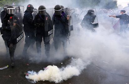 La policía ha lanzado gases para disolver las manifestaciones multitudinarias contra el Gobierno.