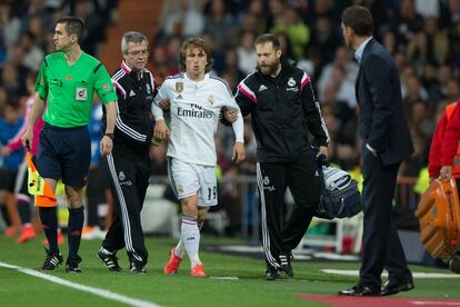 Luka Modric se retira del campo, tras su lesión.