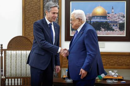 El secretario de Estado de EE UU, Antony Blinken, saludaba al presidente palestino, Mahmud Abbas, este miércoles en Ramala, capital del territorio ocupado palestino de Cisjordania.