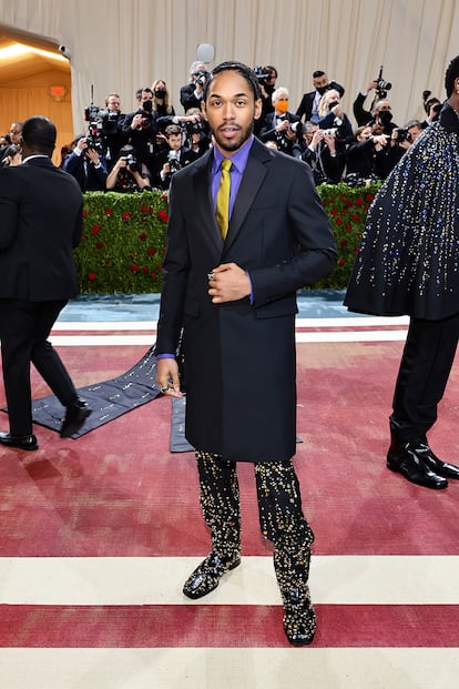El actor Kelvin Harrison Jr. (Cyrano), de Prada, con pantalón y zapatos cubiertos de strass.