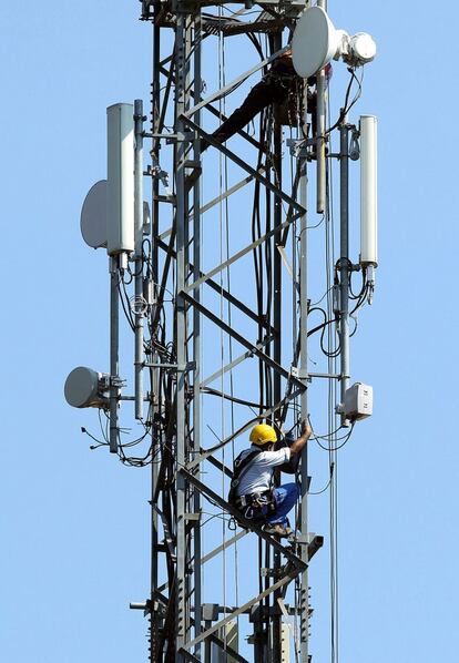 Operario trabajando en una torre de telefonía en Lezama, Vizcaya.