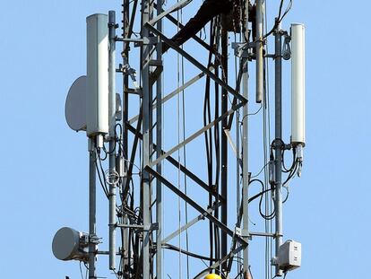 Operario trabajando en una torre de telefonía en Lezama, Vizcaya.