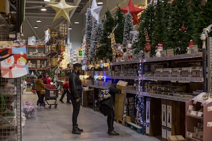 Lineal de adornos navideños en los almacenes de Plasticosur.