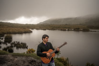 Maréh a la orilla de la laguna sagrada de Teusacá en el parque ecológico Matarredonda de Choachí.