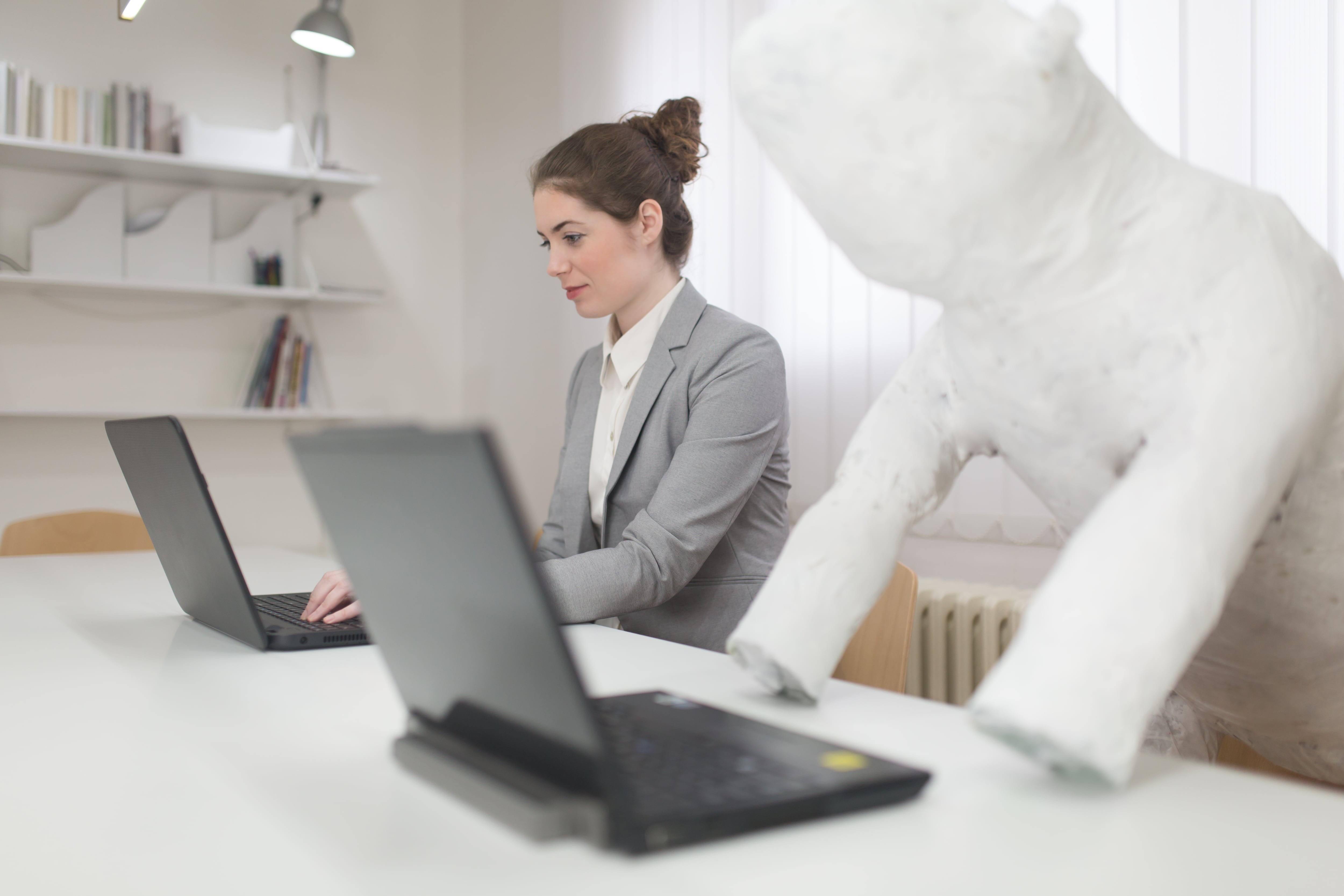 Permanecer horas sentado no solo afecta la salud física, sino también el bienestar emocional.