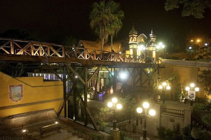 Barranco es una urbanización elegante del siglo XX con magníficas casonas antiguas, muchas de ellas ocupadas hoy por restaurantes y hoteles. En un recorrido por el barrio, paseando o en bicicleta, hay que detenerse en el Puente de los Suspiros (en la imagen), una estrecha construcción de madera sobre una antigua escalinata de piedra que conduce hasta la playa; ha inspirado muchas canciones populares y es perfecto para una cita romántica. También debemos visitar el Museo Pedro de Osma (www.museopedrodeosma.org), instalado en una bella mansión de estilo beaux arts rodeada de jardines. Aunque poco frecuentado, el centro tiene una exquisita colección de muebles coloniales, platería y arte. La tercera parada puede ser en la Galería Lucía de la Puente (www.gluciadelapuente.com), alojada en otra magnífica casona de dos pisos, la mejor de arte contemporáneo en Lima.