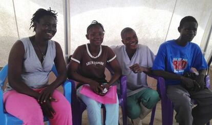 Los hermanos Haja, Abivatu and Lamphia Ngegba con la enfermera Sallia Swarroy celebran que han superado el ébola en el nuevo centro de MSF en Bo (Sierra Leona)