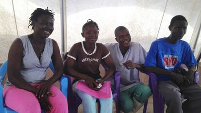 Los hermanos Haja, Abivatu and Lamphia Ngegba con la enfermera Sallia Swarroy celebran que han superado el &eacute;bola en el nuevo centro de MSF en Bo (Sierra Leona)